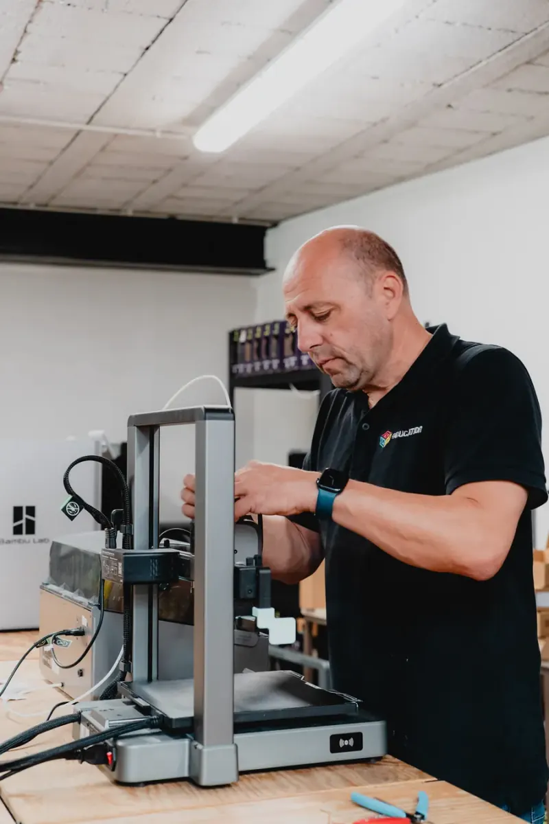 Een medewerker van 3DUCATION stelt een 3D-printer af